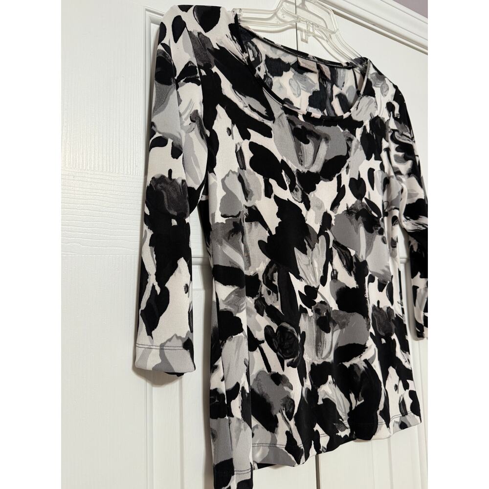 Chico's Easywear Black, White, and Gray Printed Top, Size 0/S - Picture 3 of 4